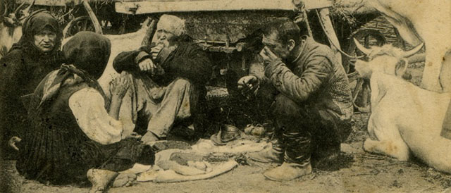 Peasant farmers eating lunch in Russia during the early 1900s