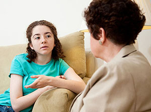 girl speaking with her therapist