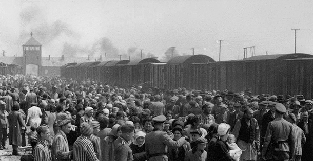 Jewish people are sent to thegas chambers at Auschwitz