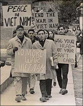 Image of students protesting the Vietnam War.